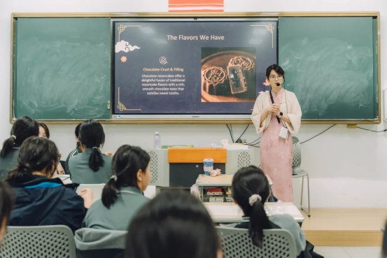 The Teacher's Talk (I) | Teacher Huang Ye: The classroom door is always open